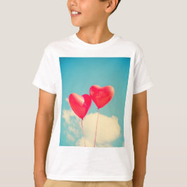 曇り空に赤いハートバルーン Tシャツ