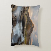 曇り空の下の体水の近くの茶山 アクセントクッション (裏面(縦))