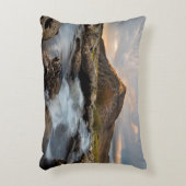 曇り空の下の体水の近くの茶山 アクセントクッション (正面(垂直))