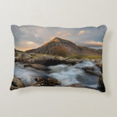 曇り空の下の体水の近くの茶山 アクセントクッション (裏面)