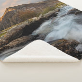 曇り空の下の体水の近くの茶山 シェルパブランケット (3/4)