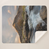 曇り空の下の体水の近くの茶山 シェルパブランケット (正面(横))