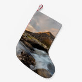 曇り空の下の体水の近くの茶山 スモールクリスマスストッキング (正面 (吊り時))