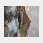曇り空の下の体水の近くの茶山 フリースブランケット (正面(横))