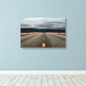 曇り空の下の山への高速道路 キャンバスプリント (インサイチュ (ウッドフロア))