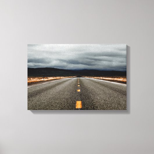 曇り空の下の山への高速道路 キャンバスプリント (正面)