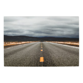 曇り空の下の山への高速道路 メタルプリント