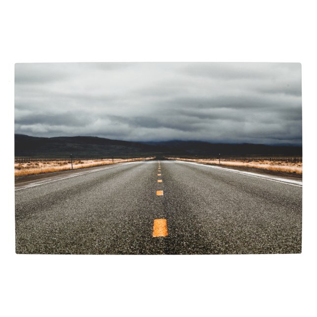 曇り空の下の山への高速道路 メタルプリント (正面)