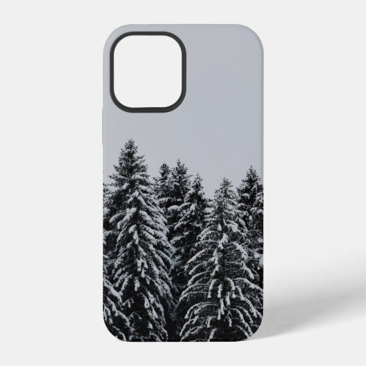 曇り空の下の木々と雪 iPhoneケース (裏面)