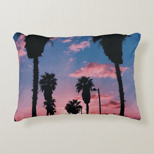 曇り空の下の木のシルエット アクセントクッション (正面)