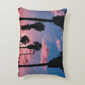 曇り空の下の木のシルエット アクセントクッション (裏面(縦))