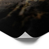 曇り空の下の水の体近くの茶色の山 ポスター (角)