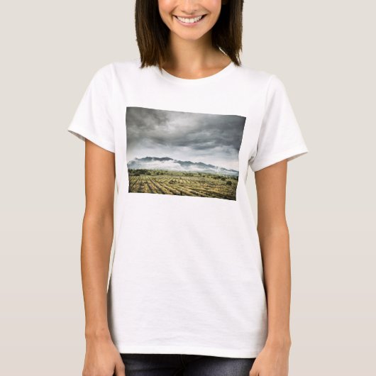 曇り空の下の田園穀物分野 Tシャツ (正面)