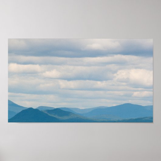 曇り空の下の白い山々、ニューハンプシャー ポスター (正面)