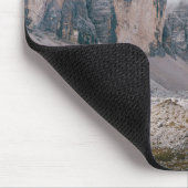 曇り空の下の茶色の山の風景の写真 マウスパッド (コーナー)