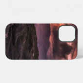 曇り空の日の灰色と黒の山々 D iPhoneケース (裏面横)