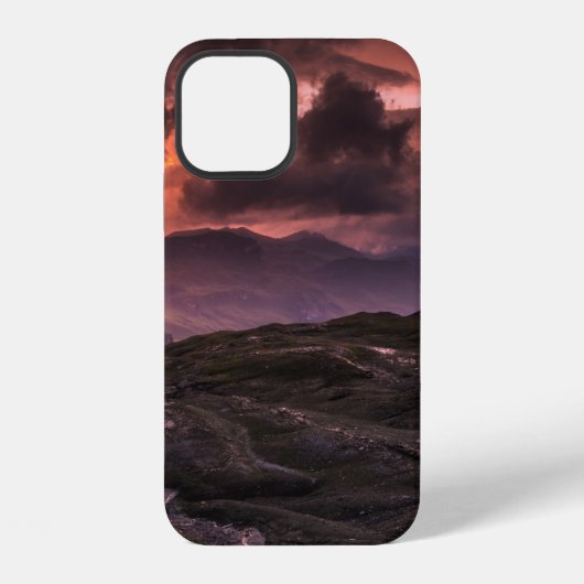 曇り空の日の灰色と黒の山々 D iPhoneケース (裏面)