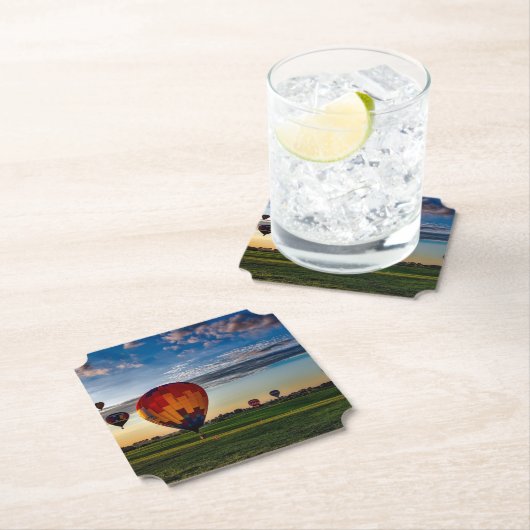 曇り空の熱気球フェスティバル ペーパーコースター (インサイチュ)