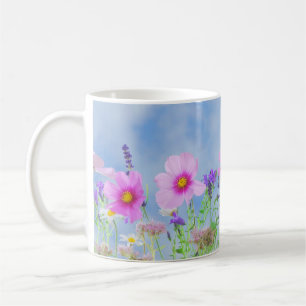 曇り空の美しいピンクと紫の花 コーヒーマグカップ