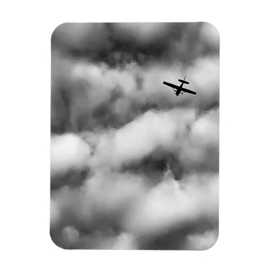 曇り空を飛ぶ小型飛行機の写真 マグネット (縦)