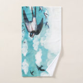 曇り空飛んでいるのビーチタオルの上のツバメ バスタオルセット (ハンドタオル)