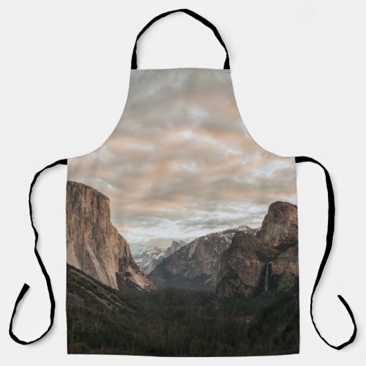 曇り空Dの下の茶色の山の近くの緑の木 エプロン (正面)