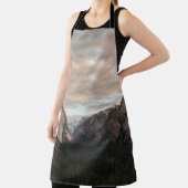 曇り空Dの下の茶色の山の近くの緑の木 エプロン (インサイチュ)