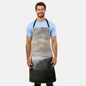 曇り空Dの下の茶色の山の近くの緑の木 エプロン (着用した状態)