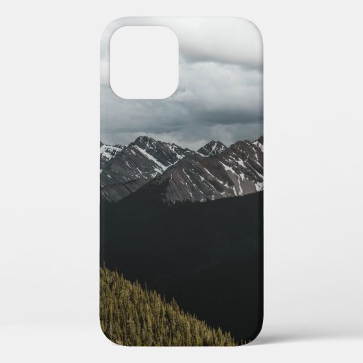 曇り空Dの下の雪を頂いた灰色の岩山 Case-Mate iPhoneケース (裏面)