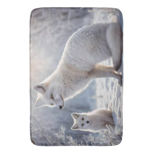 「曇り絆:北極圏のキツネと彼女の子」 バスマット (正面縦)