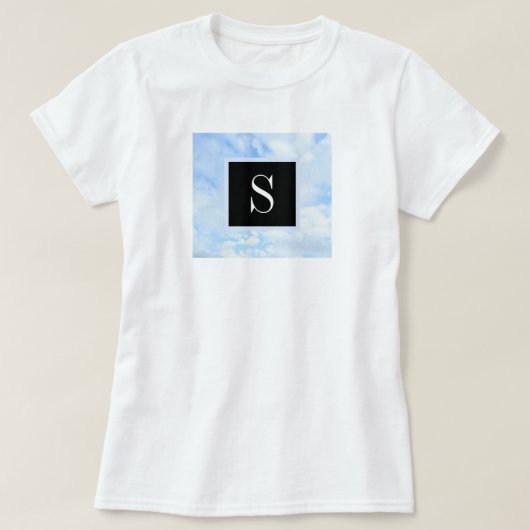 曇り青空とイニシャルの写真独身の Tシャツ (デザイン正面)