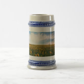 曇り青空の美しい太陽の花畑a ビールジョッキ (中央)