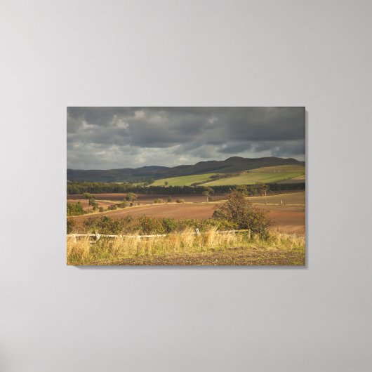 曇転がる空の下の丘と山 キャンバスプリント (正面)