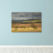 曇転がる空の下の丘と山 キャンバスプリント (インサイチュ (ウッドフロア))