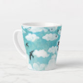 曇飛んでいる空のツバメ カフェラテマグ (左アングル)