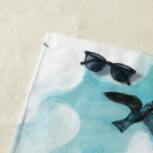 曇飛んでいる空のツバメ ビーチタオル (インサイチュ)