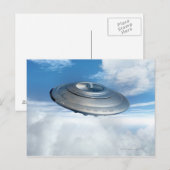 曇飛んでいる空のUFO。 ポストカード (正面/裏面)