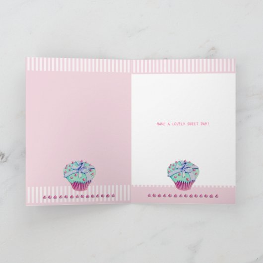 曲がったカップケーキピンク誕生日カード カード (内部)