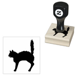 曲がった背中と尾を上げた怖がった猫のシルエット ラバースタンプ