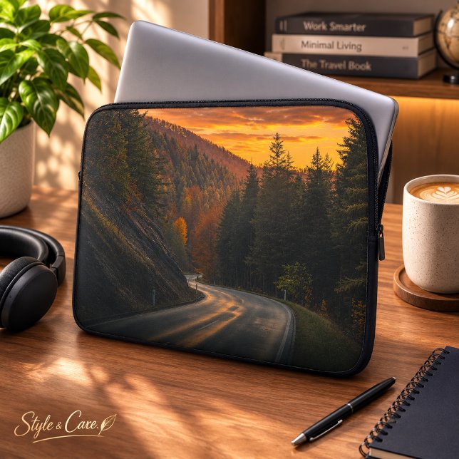 曲がりくねった林道の風景画像 ノートパソコンスリーブ (Winding Forest Roads Scenic Image Laptop Sleeve)
