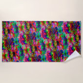 曲線カラフル三角形または色の起伏。 ビーチタオル (正面)