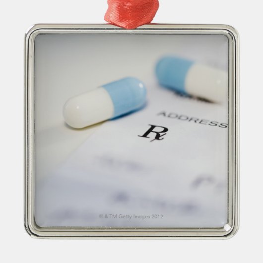 書かれた規定の丸薬 メタルオーナメント (正面)