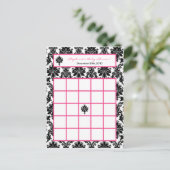 書き込み可能ビンゴカードホットピンクブラックダマスク インビテーションポストカード (スタンド正面)