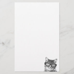書くことのためのガラスの文房具の紙を持つかわいい猫 便箋