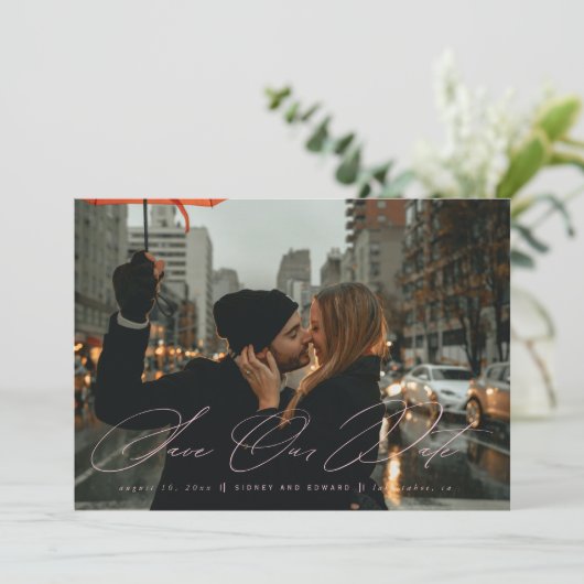 書エレガント記日付を保存フォト赤面ピンク 招待状 (スタンド正面)