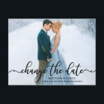 書エレガント跡スクリプト写真の日付の変更 ポストカード<br><div class="desc">書モダンエレガント書のスクリプト日付の延期されたカップル写真結婚はがきを変更する</div>