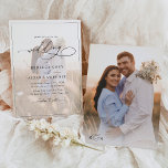 書エレガント跡Monogram写真結婚の 招待状<br><div class="desc">このエレガントなウェディング招待状は、クラシックなセリフとサンシモダンフォントを黒で組み合わせた抜本的な書道文字を備え、前面にフォトオーバーレイ、背面にカスタマイズ可能なモノグラムを搭載した2番目の写真。一致する項目が使用可能。</div>