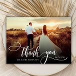 書スタイリッシュ跡2写真結婚サンキューカード サンキューカード<br><div class="desc">モダンエレガントシックBoho書結婚道の2写真サンキューカード。シンプルスタイリッシュ結婚感謝していお洒落渦巻形の感謝していは、文字「ありがとう」のレタリングタイポグラフィのスクリプトで写真スクリプトので前面に完全な垂直写真をフィーチャーし、の反対側のテールと前の側面の1つ(1枚の写真とプリメイドの白のメッセージを切り替える。2枚の写真が入った両面カード。簡単にパーソナライズ詳細とメッセージ。ノートもしを手書きしたい場合は、サンプル文字を削除して宇宙を増やす。おもしし救済まは合わせ品連絡が欲しい！</div>