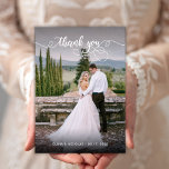 書モダン跡2写真結婚サンキューカード サンキューカード<br><div class="desc">モダンエレガントChic Kristic Script結婚の2写真サンキューカード。スタイリッシュ結婚モダン感謝していお洒落は、文字の前に完全な垂直の写真を特集写真は、上の白いオーバーレイで手のレタリングタイポグラフィスクリプトのスワッシュの尾のを"ありがとう"。2枚の写真が入った両面カード。簡単にあなたの名前とメッセージ感謝していをパーソナライズする。ノートもしを手書きしたい場合は、サンプル文字を削除して宇宙を増やす。おもしし救済まは合わせ品連絡が欲しい！</div>