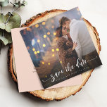 書モダン道写真結婚の セーブザデート<br><div class="desc">書道モダン写真の結婚式Save the Dateカード魅力的はお友達や家族にエレガント新しい情報を発表する方法である。写真と書道の美しい組み合わせが楽しめお気に入りのるこのカードは、視覚と心温ま芸術的りの両方でパーソナライズされたも楽しめる永遠の姿を作り出素晴らししている。このデザインは典型的にはカップルの目を引くフルカラーの写真を含み婚約した、この写真は、の日付と場所を共有する優雅な書道台本によって味わい結婚が強調される。</div>